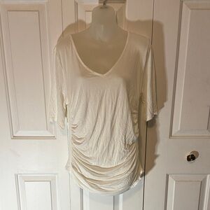 V-Neck Short Sleeve Ruched Tee in Cream B21